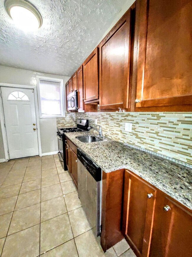 Foto del edificio - Move In Ready! Renovated Two BedroomTownhome