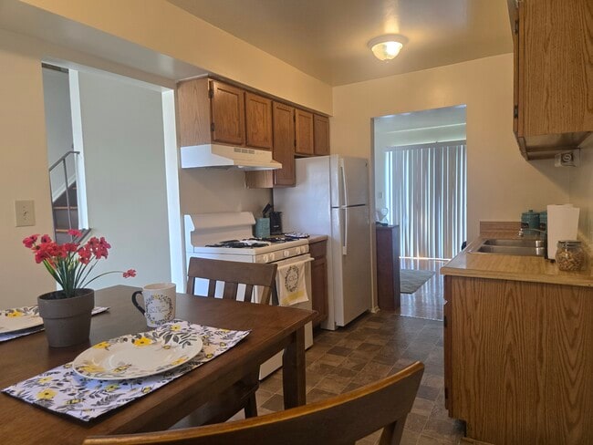 Building Photo - Country Way Townhomes
