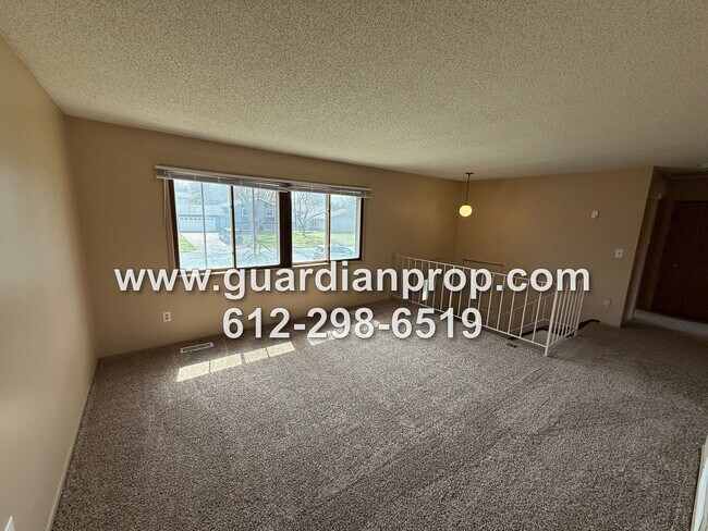Foto del edificio - Eagan House Available Now, Open Floor Plan...