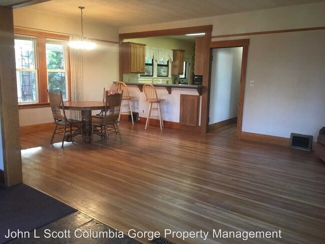 Foto del edificio - 3 br, 1 bath House - 112 W. 11th. St.