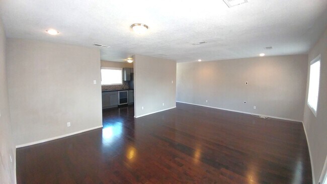 Building Photo - Beautiful 3 Bedroom, 2 Bath Home In The NE...
