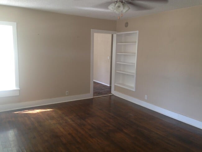 Building Photo - 1104 N LBJ Dr