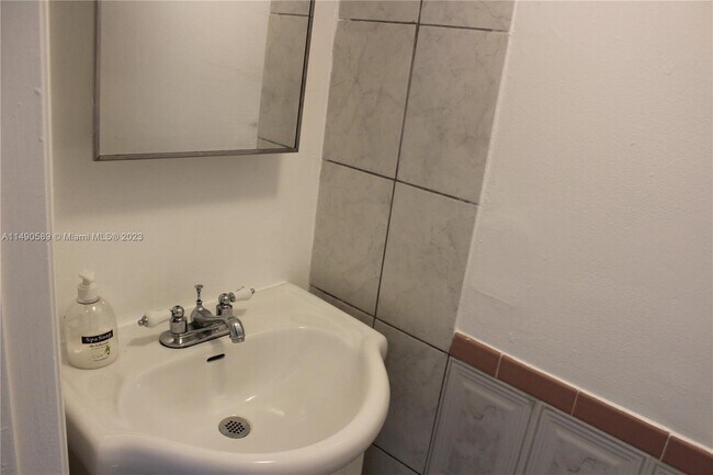 Foto del edificio - 1701 W 42nd Pl