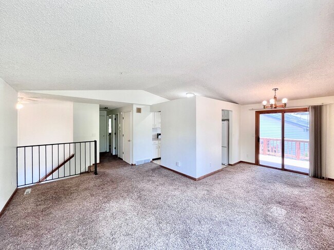Building Photo - 3 Bedroom, 2 Bath Bi-Level Home with 2 car Attached Garage in Northwest Loveland, CO