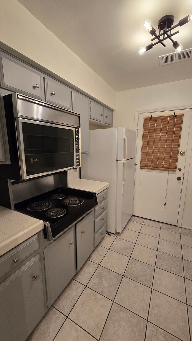 Foto del edificio - 2820 E 6th St