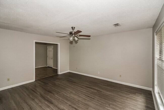 Foto del edificio - 8229 Valley Ridge Trail