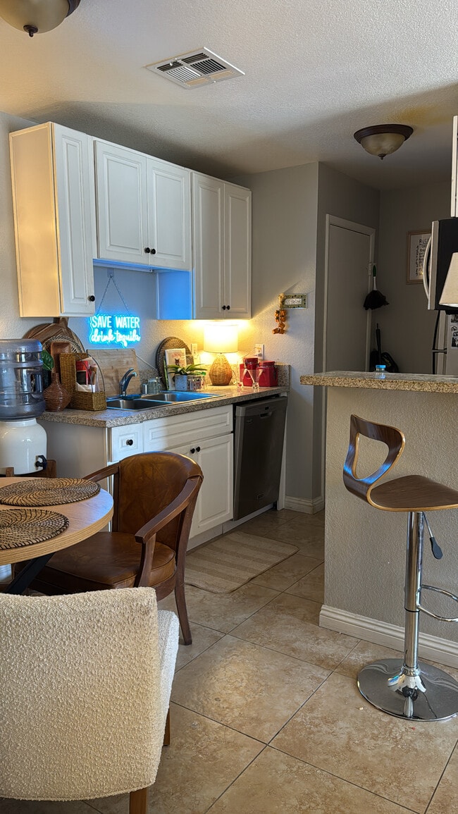 Foto del edificio - 5111 S Lindell Rd