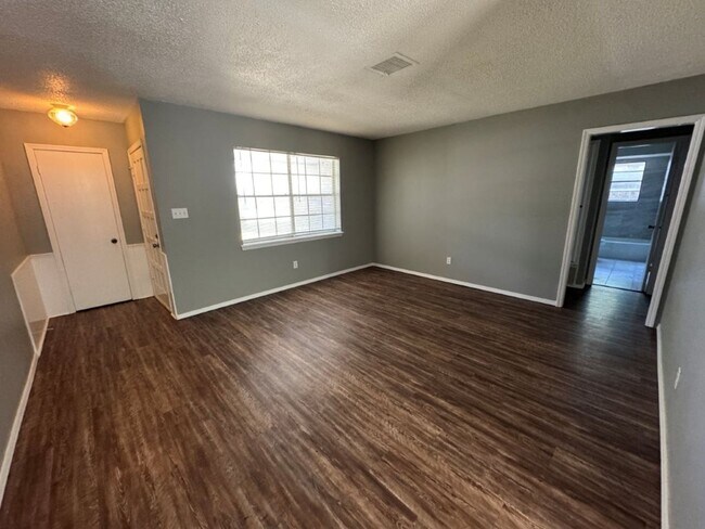 Foto del edificio - Newly remodeled with New Luxury Vinyl Plan...