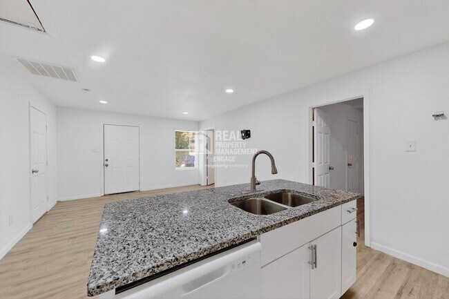 Building Photo - 631 W Baker St