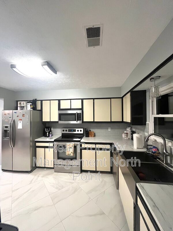 Foto del edificio - 5127 Village Green Way