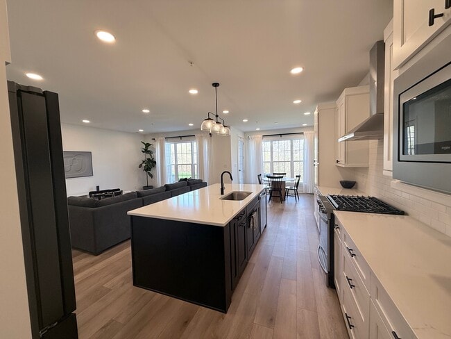 Building Photo - 245 Limehouse Rd