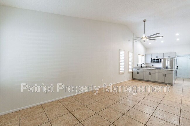 Foto del edificio - 3316 E Crescent Ave