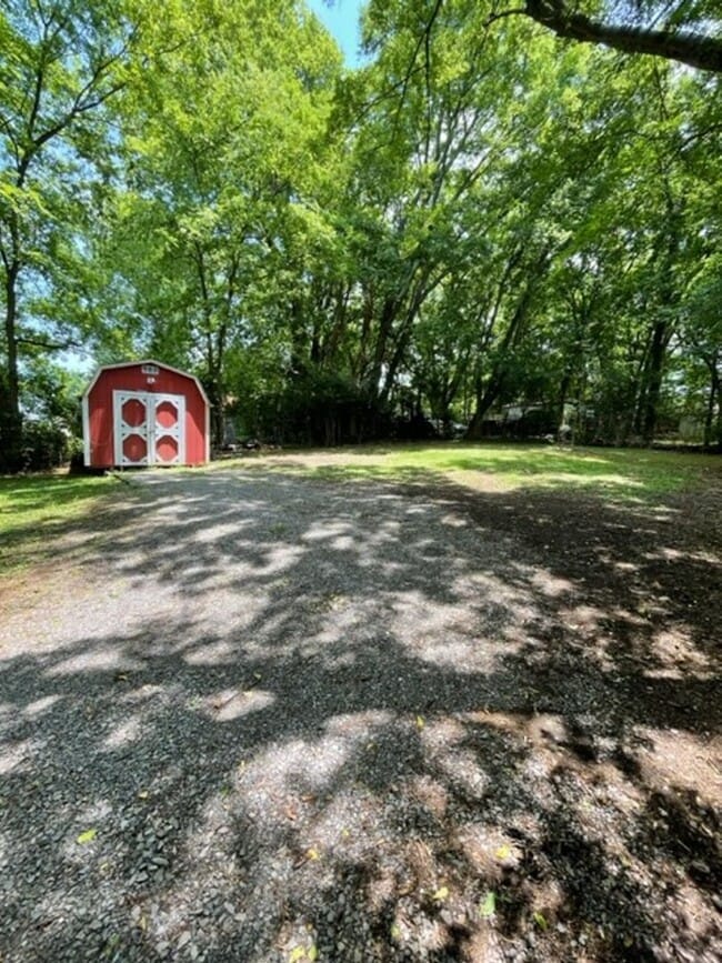 Building Photo - 2 bedroom, 1 bath home Short term or Long term lease options - Call Debra Johnson 865-591-8281