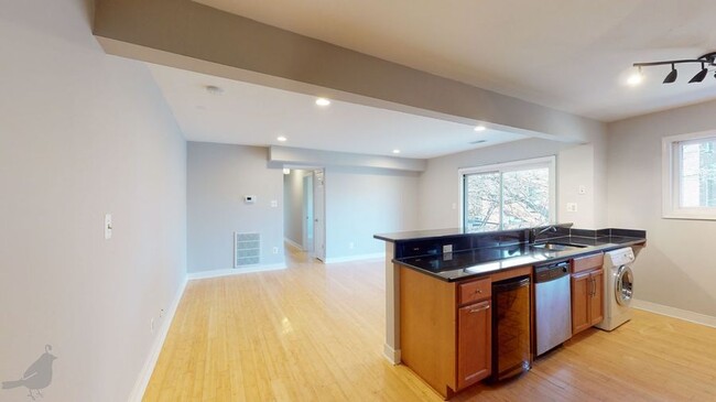 Building Photo - 1384 Bryant St NE