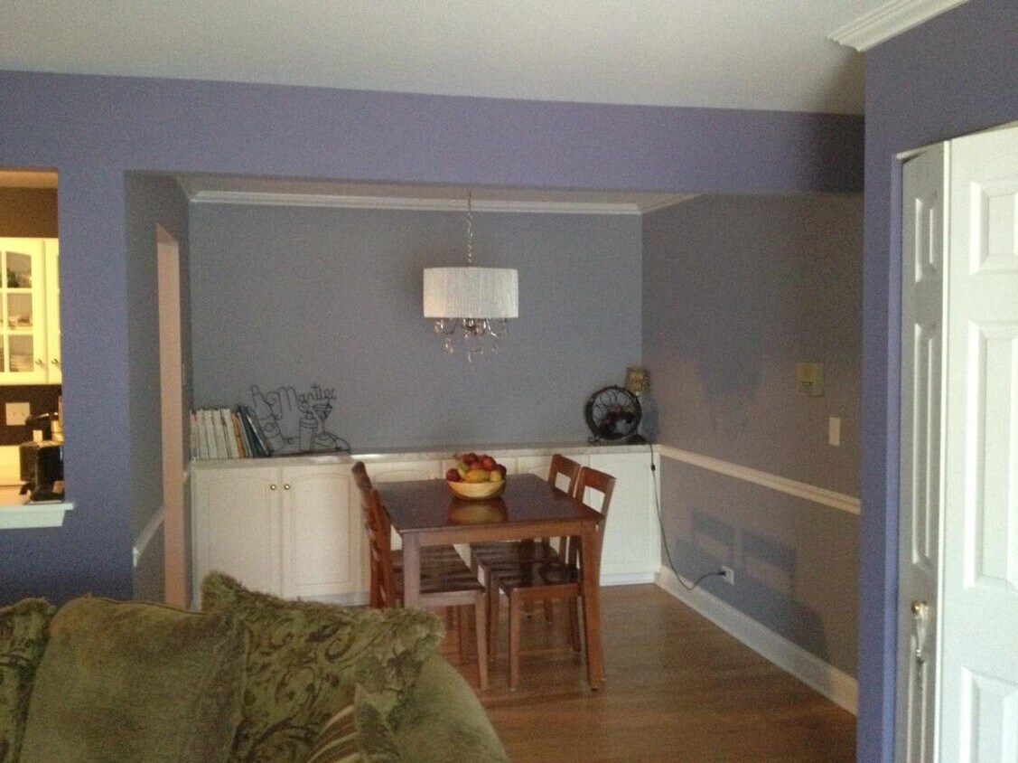 Dining area - 800 N Lakeside Dr
