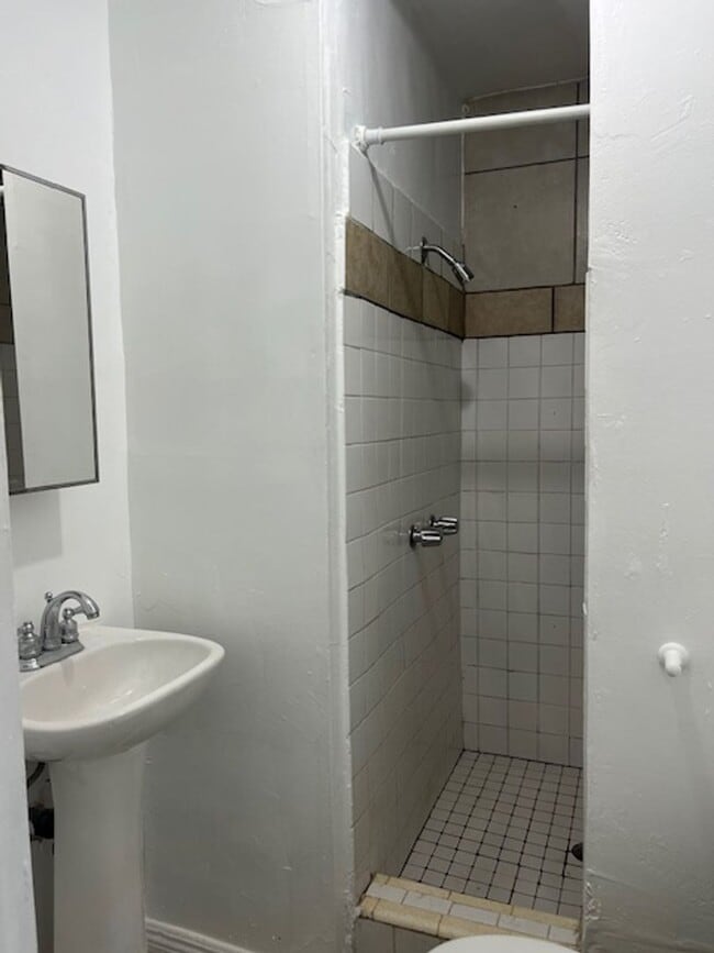 Building Photo - Charming 1bed/1bath