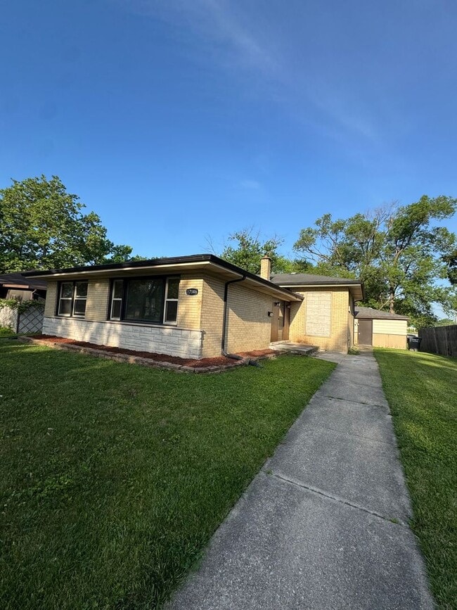 Building Photo - Beautiful 3-bedroom house for Rent AVAILAB...