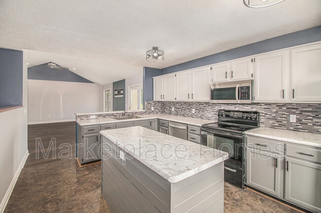 Building Photo - 1560 Stonehaven Dr