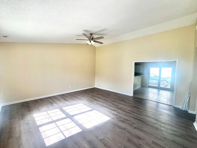 Foto del edificio - RENT SPECIAL! Freshley Painted! Updated Fl...