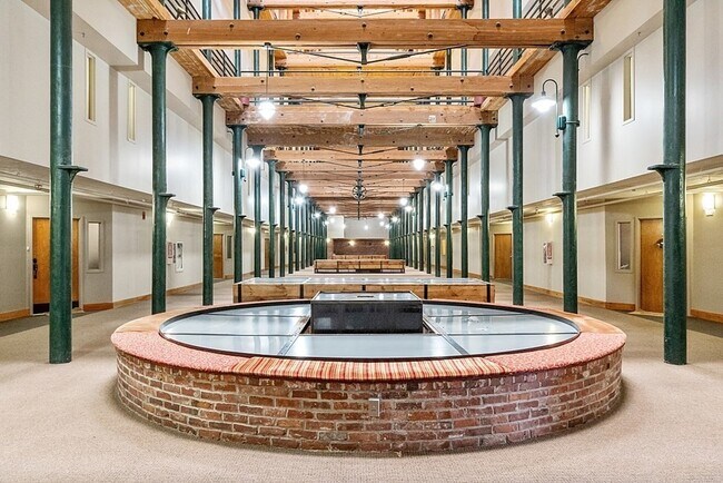 Building Photo - 200 Market St