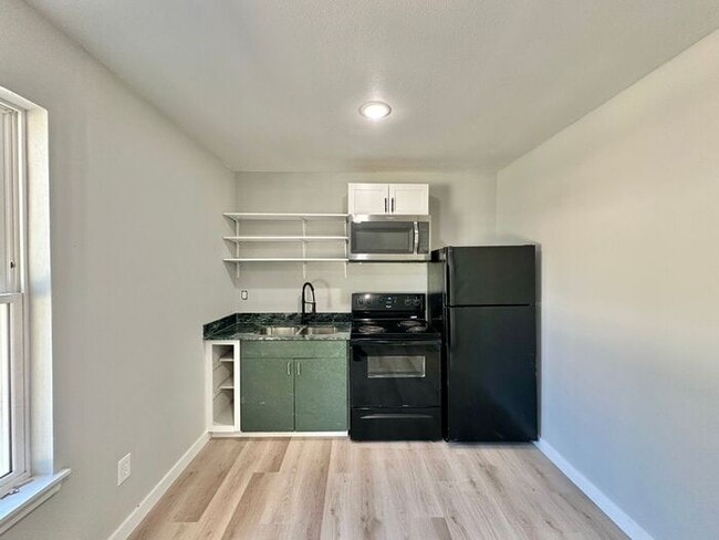 Building Photo - AVAILABLE! Stylish 1-bedroom, 1-bath town ...