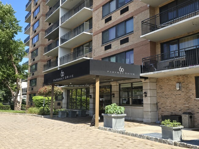 Building Photo - 60 Parkway Dr E