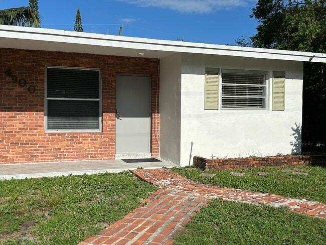 Building Photo - 4900 SW 28th Ter