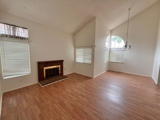 Foto del edificio - **Beautiful Lake Elsinore 3 Bdrm 2.5 Baths...