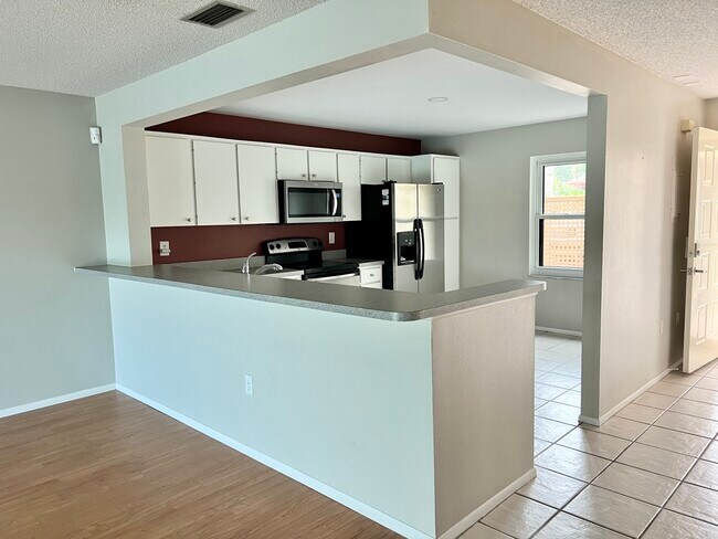 Building Photo - 321 Spring Lakes Blvd