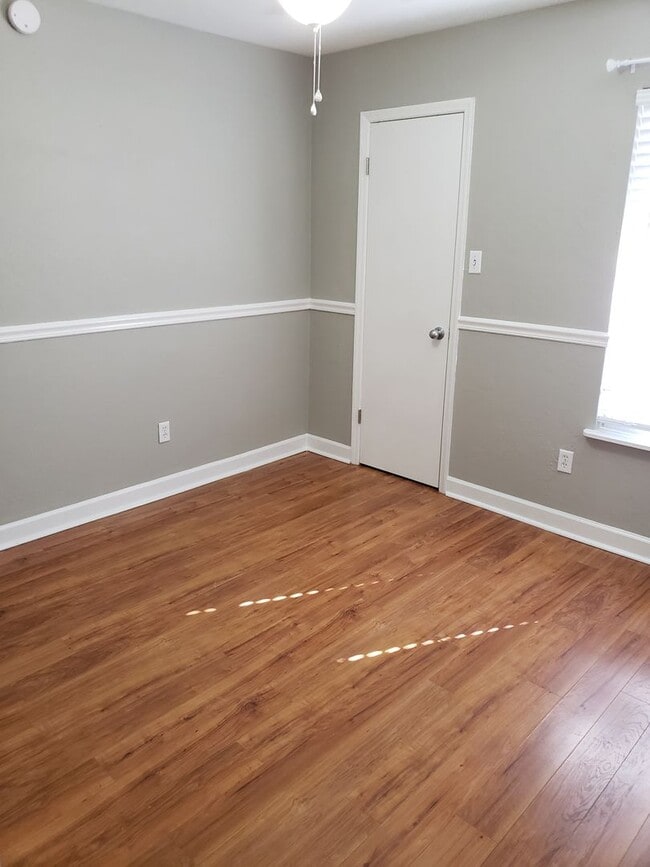 Building Photo - Beautifully updated townhome with stainles...