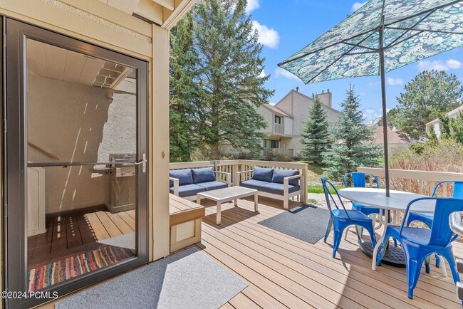 Screen/Storm door for summer breezes and winter drafts - 36 Racquet Club Dr