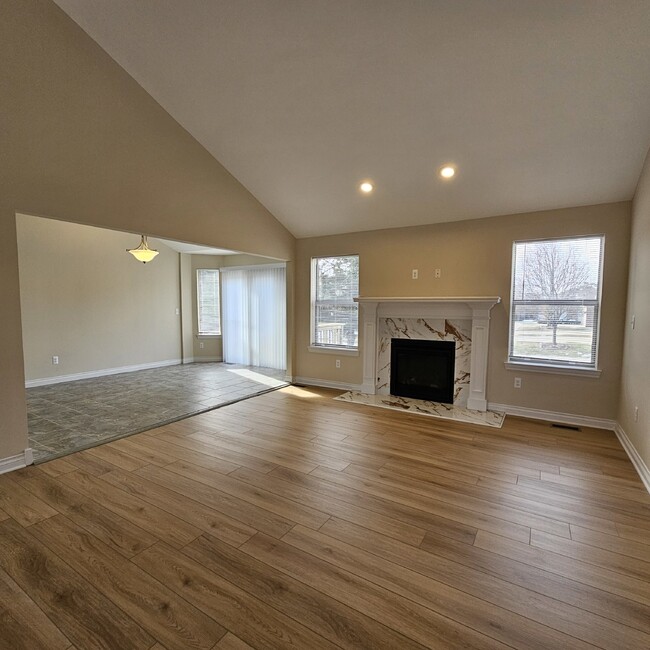 Building Photo - 2 Bedrooms, 2 Full Baths and 2 Car Garage,...