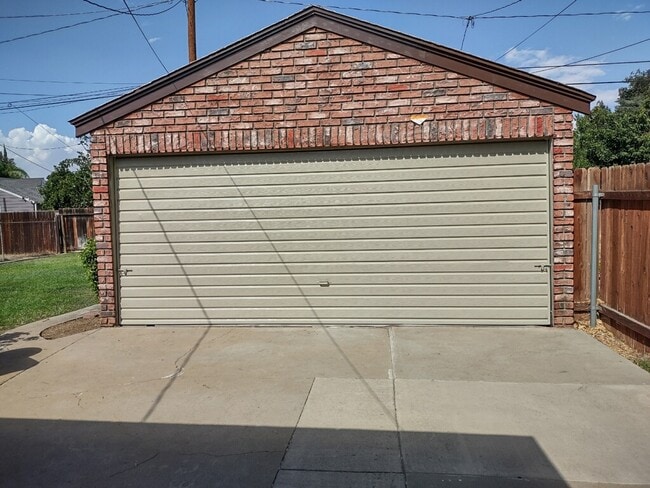 Building Photo - 4629 Sunnyside Dr