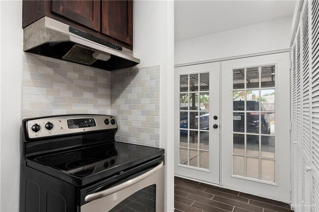 Building Photo - Centrally Located Apartment with Pool!!