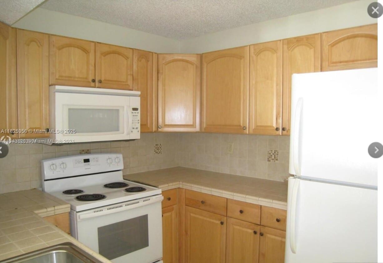 Primary Photo - 250 Palm Cir W