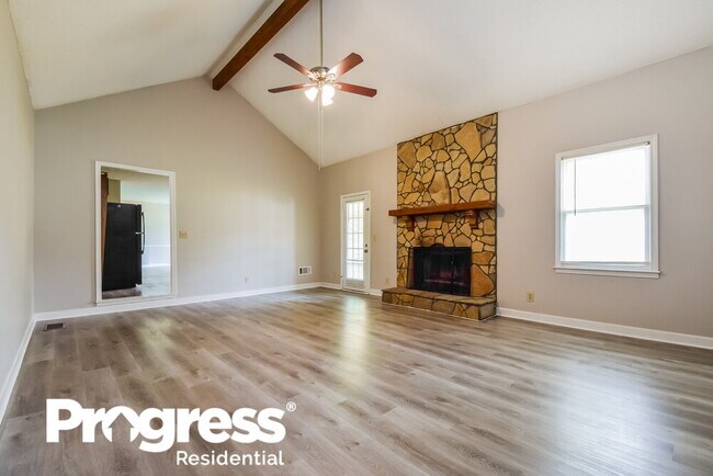 Building Photo - 1200 Great Oaks Dr SE