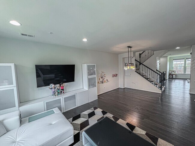 Foto del edificio - Stunning and Spacious 3 Bed, 2.5 Bath End-...