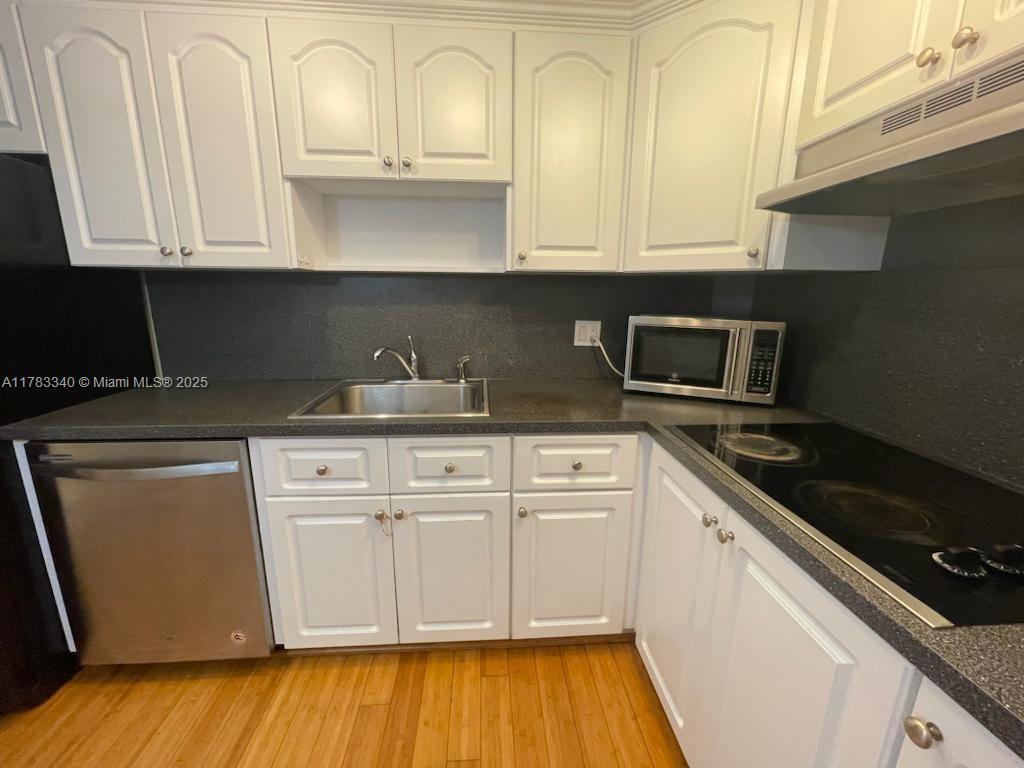 Primary Photo - 400 Kings Point Dr