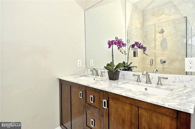 Foto del edificio - 3222 Warder St NW