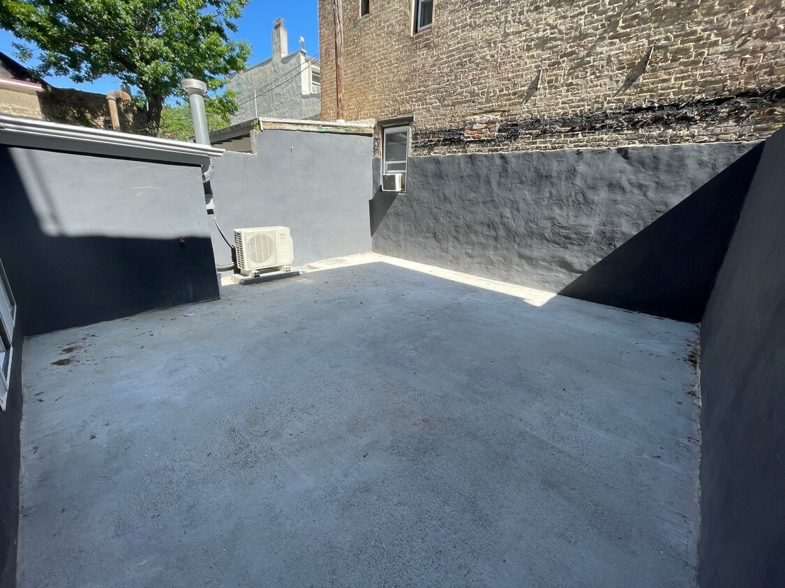 Private Backyard - 162 6th St