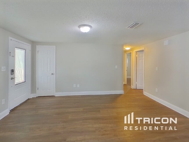 Building Photo - 1017 Jadewood Ave