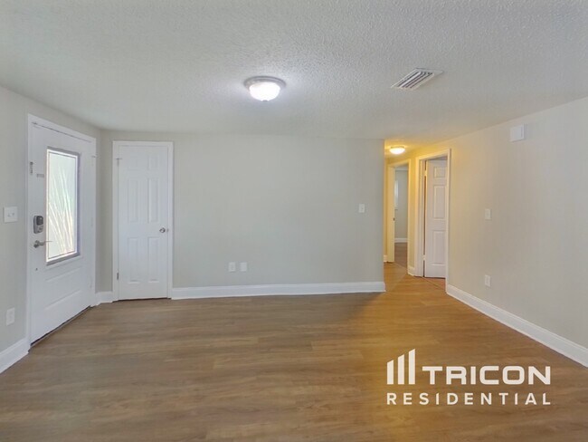 Foto del edificio - 1017 Jadewood Ave