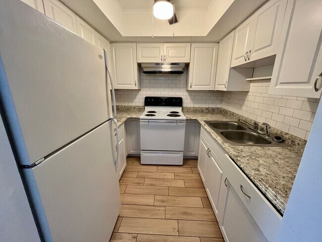 Building Photo - Don't miss it -- big space, updated, quiet...