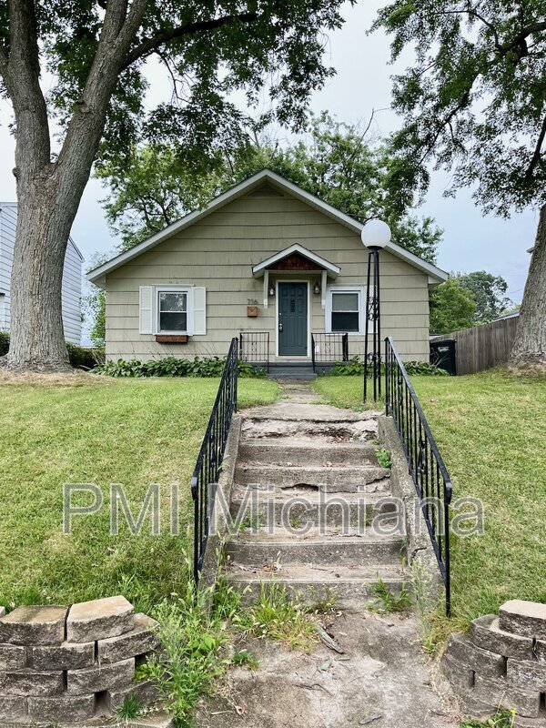 Building Photo - 716 S 36th St