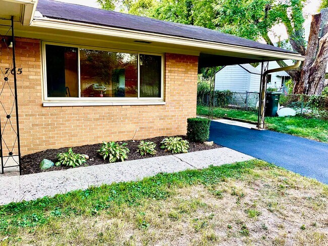 Building Photo - 765 Stinchcomb Dr