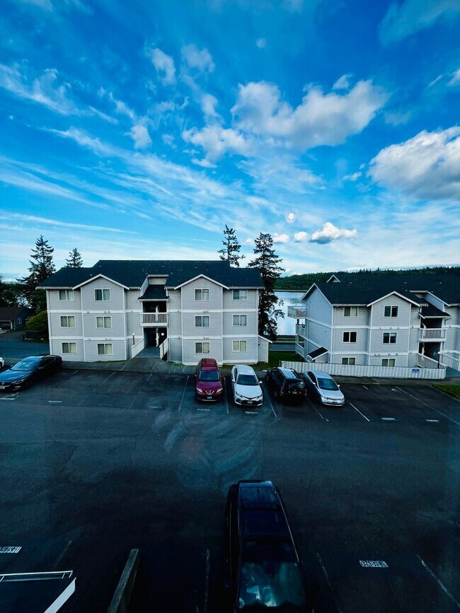 Building Photo - Excellent Location, 2 BED Home w/Garage