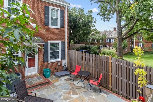 Building Photo - 2 bed, 2 bath townhome nestled in Fairling...