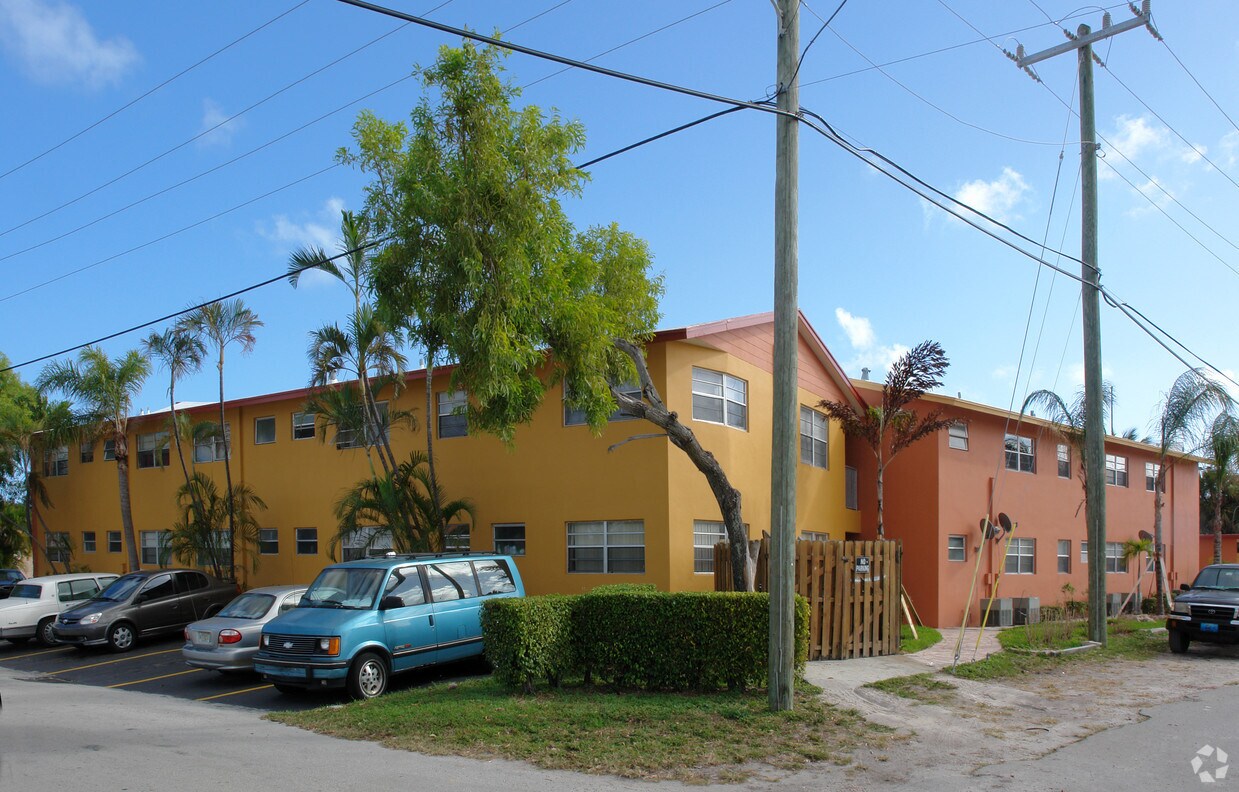 Building Photo - 915 SE 22nd Ave
