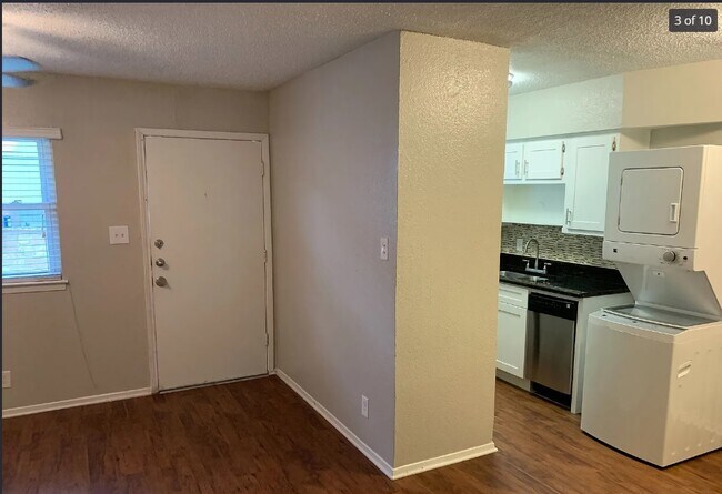 Foto del edificio - 2401 Manor Rd