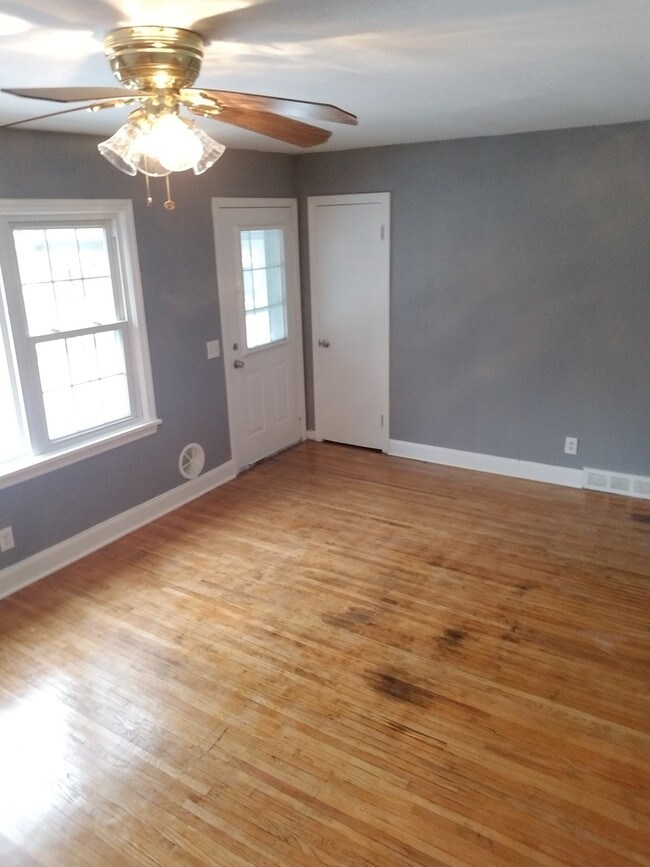 Building Photo - 458 Fernwood Avenue